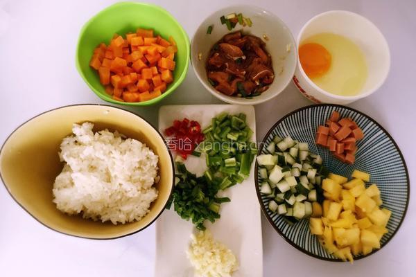 菠萝蛋炒饭的做法图解1