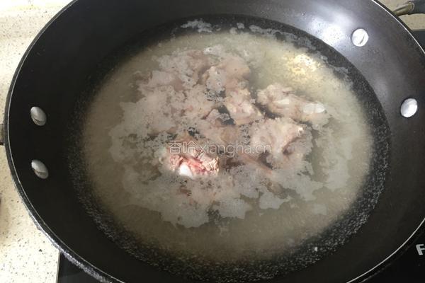 苦瓜酸菜排骨汤的做法图解2