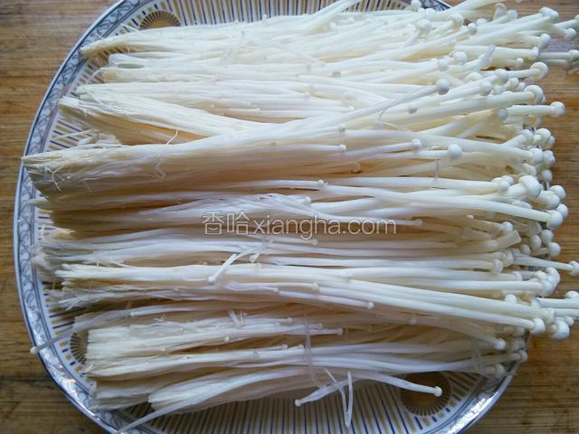 金针菇撕成小块，洗净，挤干水