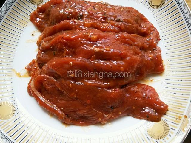 牛肉切大片，加入料酒，豌豆粉，酸奶，蛋清，辣椒粉，孜然粉，黑胡椒粉，盐腌制30分钟