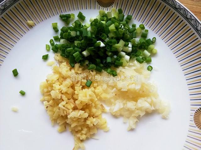 葱姜蒜切末备用