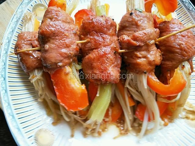 炸好牛肉卷后，去掉牙签