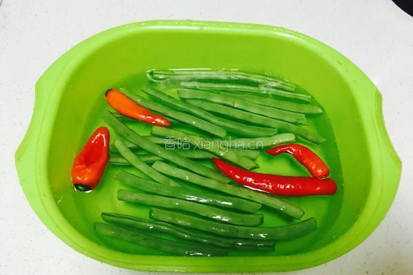 四季豆炒肉的做法图解1