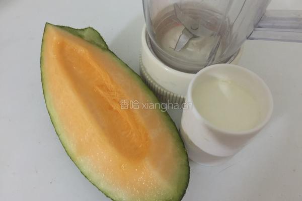 哈密瓜奶昔的做法图解1
