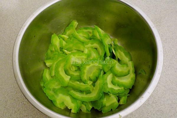 苦瓜炒鸡蛋的做法图解5