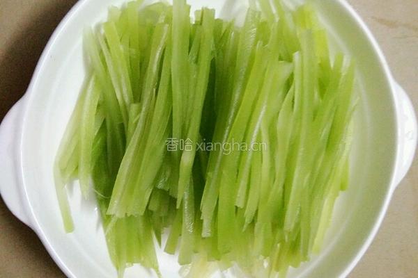 凉拌莴笋丝的做法图解2