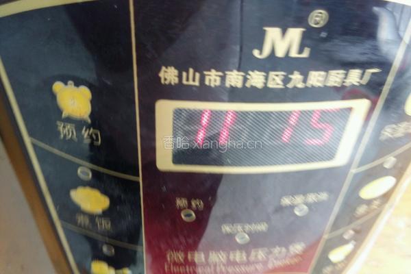 三红桂圆银耳粥的做法图解3