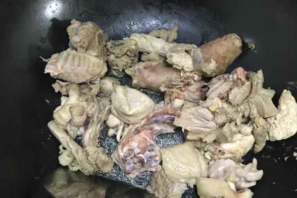 香菇炖鸡的做法图解1