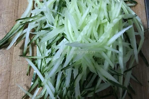 凉拌黄瓜胡萝卜丝的做法图解1