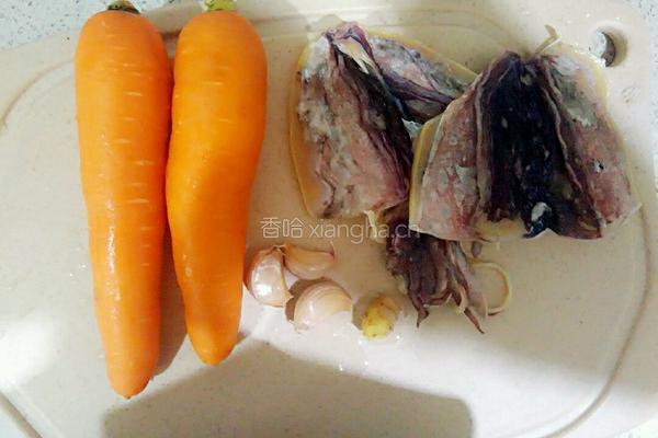 胡萝卜炒墨鱼丝的做法图解1