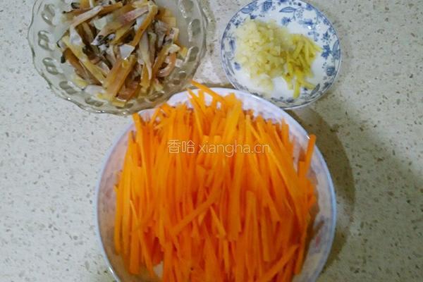胡萝卜炒墨鱼丝的做法图解2