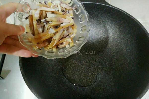 胡萝卜炒墨鱼丝的做法图解3