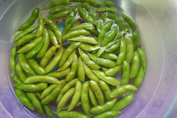 水煮毛豆的做法图解1