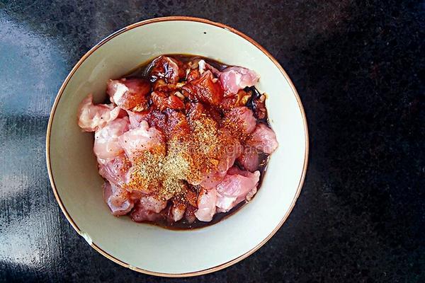 肉丁爆炒毛豆的做法图解2