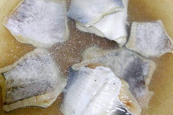 酸菜粉丝桂鱼块的做法图解2