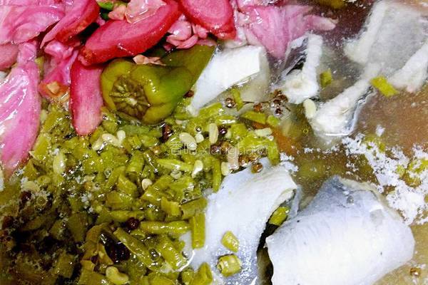 酸菜粉丝桂鱼块的做法图解3