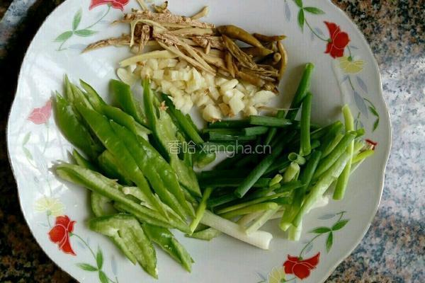 猪大肠炒豆芽的做法图解2
