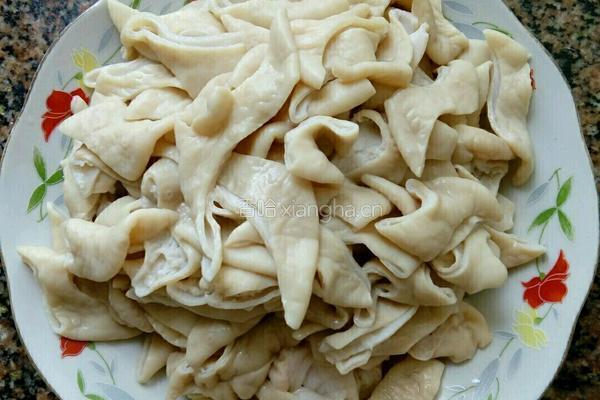 猪大肠炒豆芽的做法图解1