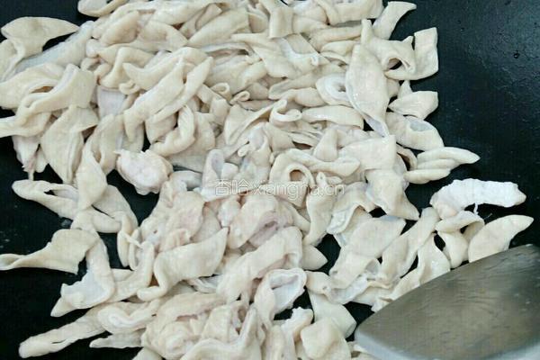 猪大肠炒豆芽的做法图解4