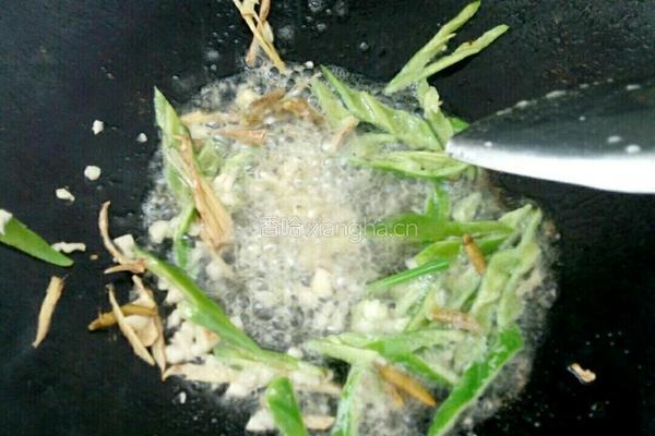 猪大肠炒豆芽的做法图解5