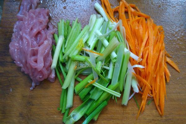 肉丝炒粉条的做法图解2