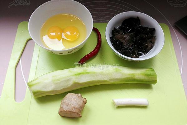 丝瓜炒鸡蛋的做法图解1