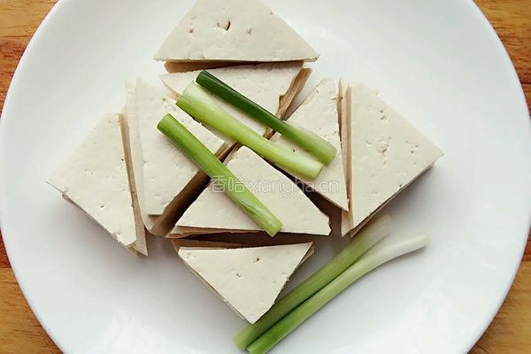 茄汁豆腐的做法图解1