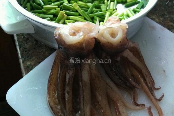 蒜苗炒鱿鱼的做法图解2