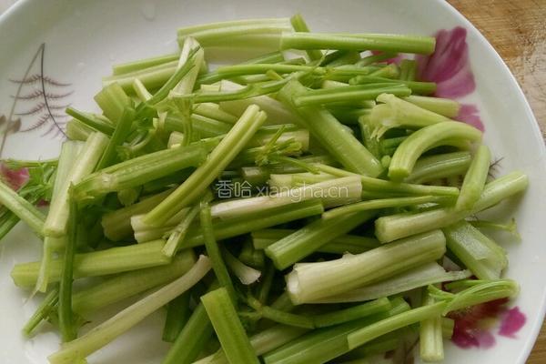 芹菜炒粉的做法图解1