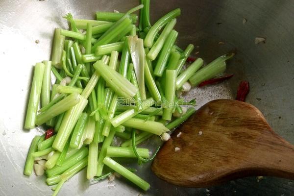 芹菜炒粉的做法图解3