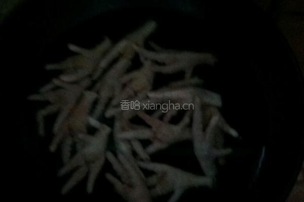 酸菜凤爪的做法图解1