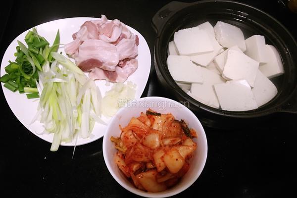 五花肉辣白菜豆腐汤的做法图解2