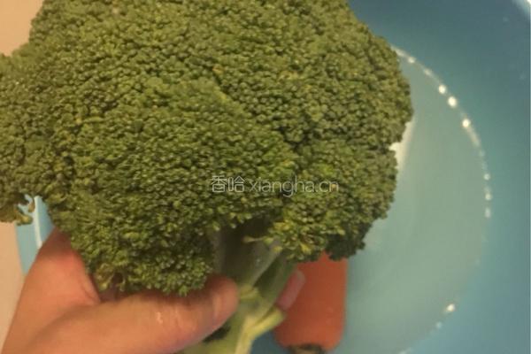 西蓝花炒胡萝卜的做法图解1