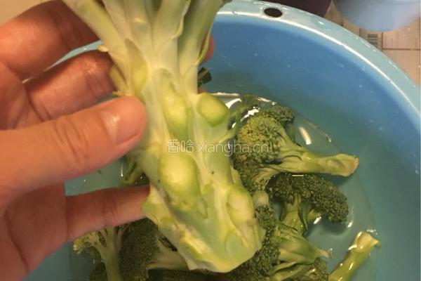 西蓝花炒胡萝卜的做法图解2