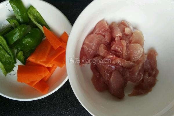 青椒炒肉片的做法图解1