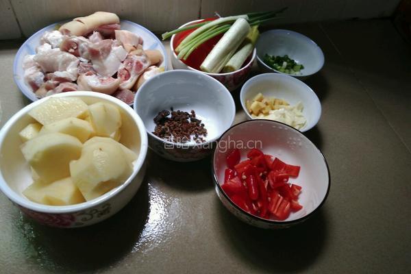 土豆烧猪脚的做法图解1