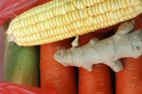 胡萝卜玉米猪骨汤的做法图解1