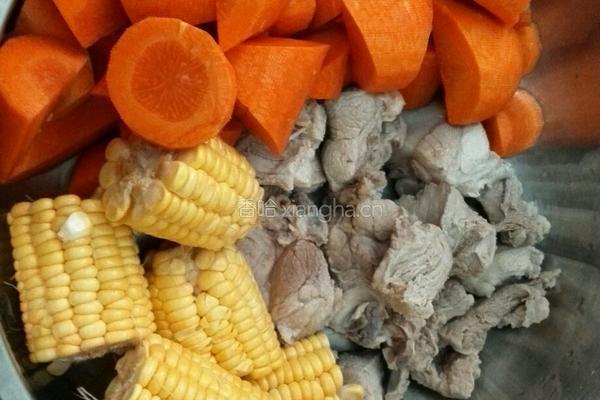 胡萝卜玉米猪骨汤的做法图解3