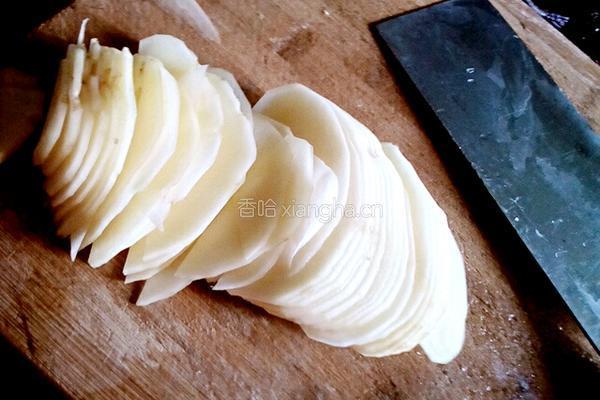 炸土豆片的做法图解1