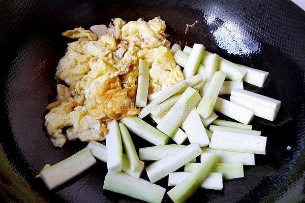 鸡蛋炒丝瓜条的做法图解7