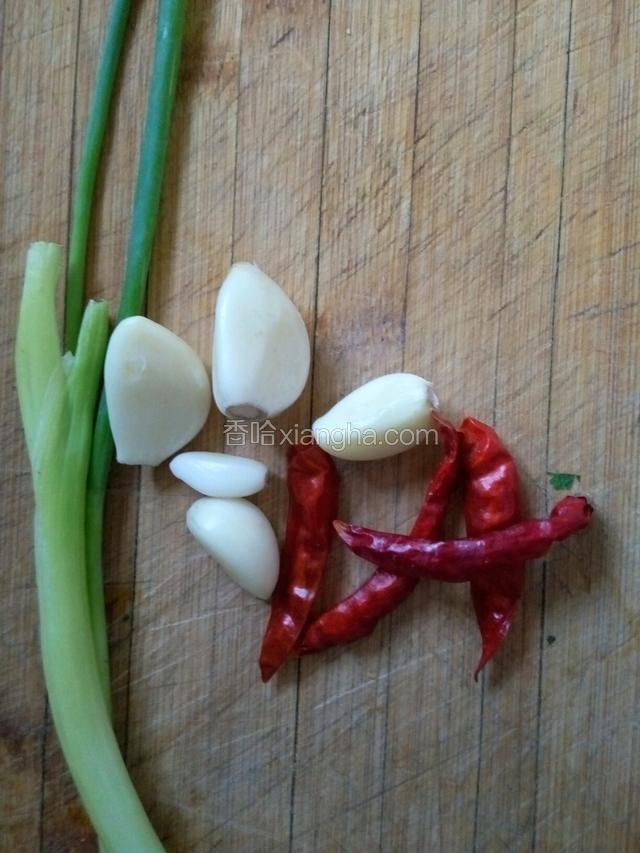 调味料小香葱，干红辣椒，拨皮大蒜备好