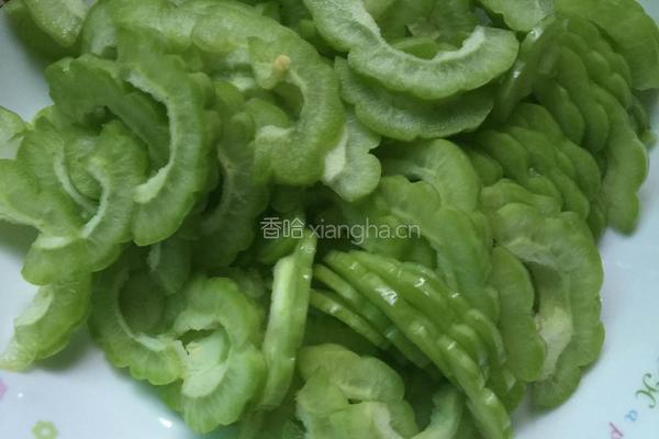 肉丝炒苦瓜的做法图解1