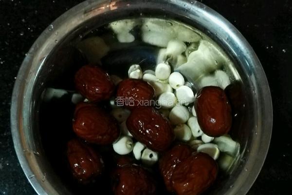红栆皂角米莲子银耳汤的做法图解2