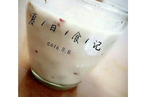 葡萄草莓苹果酸奶汁的做法图解4