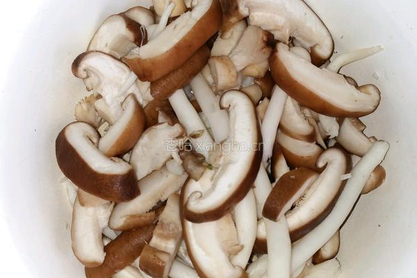 蘑菇豆腐汤的做法图解1