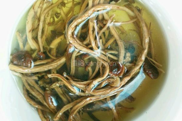 茶树菇焖鸡的做法图解2