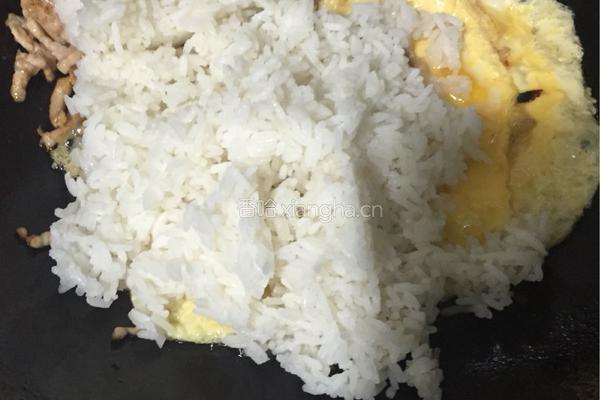 鸡蛋瘦肉炒饭的做法图解6