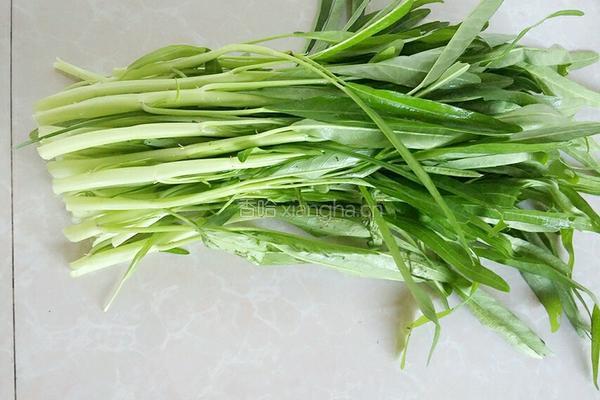 竹叶菜杆炒肉丝的做法图解1