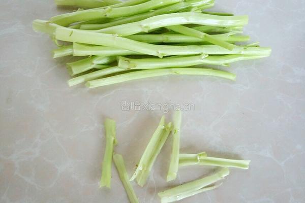 竹叶菜杆炒肉丝的做法图解2