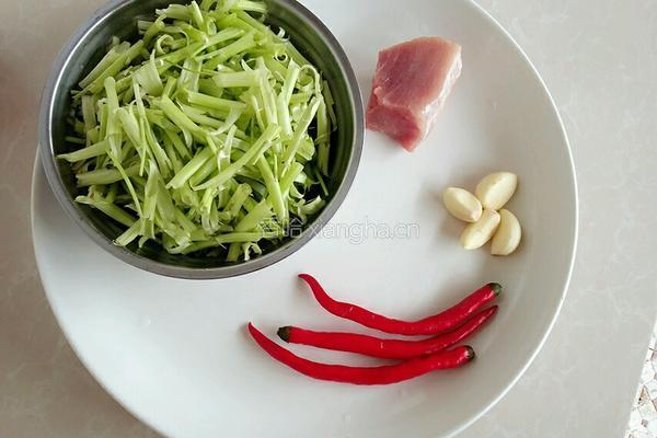 竹叶菜杆炒肉丝的做法图解3